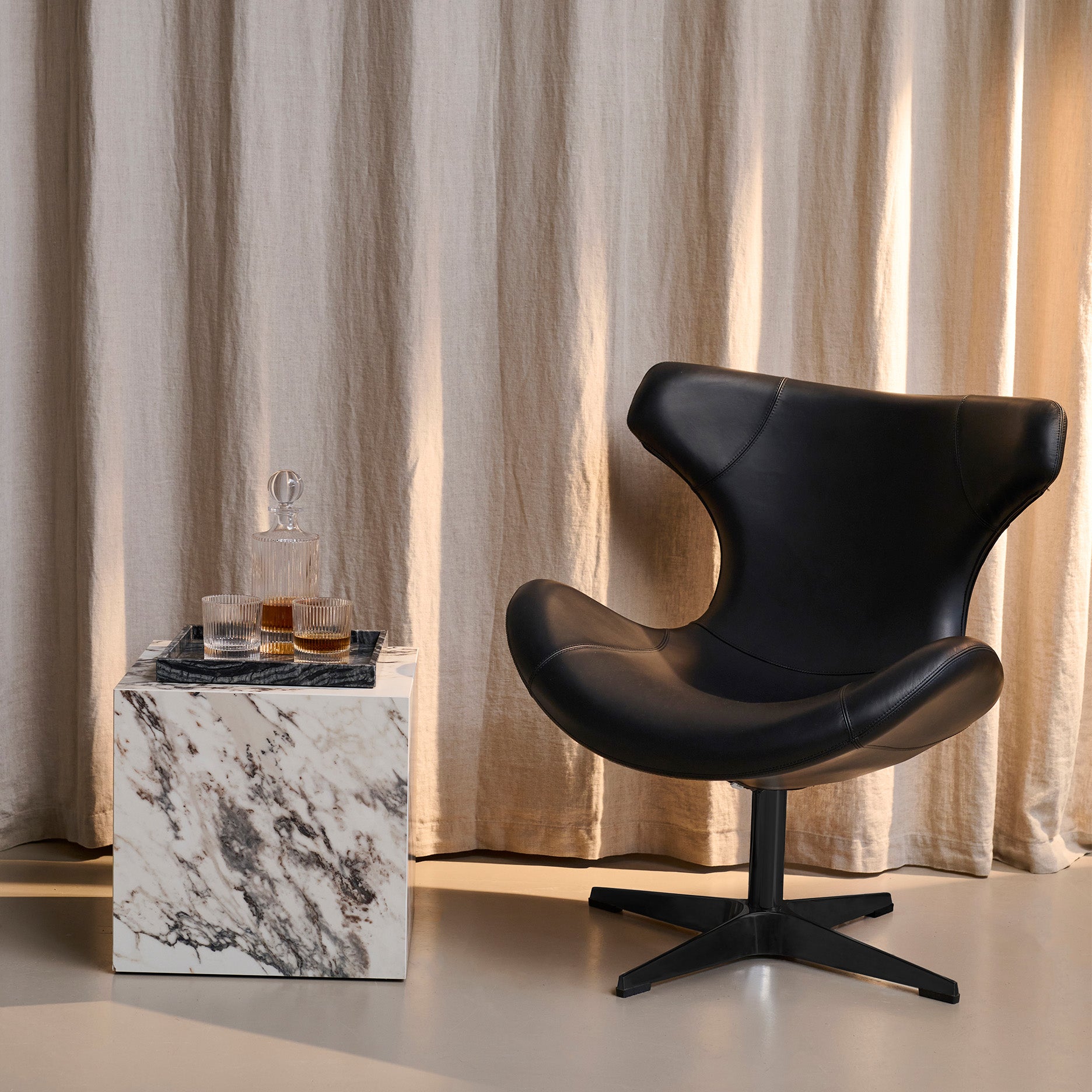 Kato Loungesessel Leder m. schwarzem Drehsockel